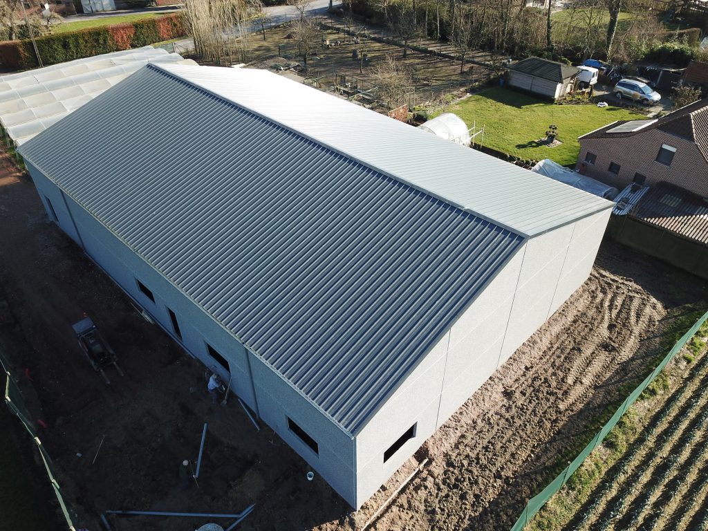 Materiaalloods voor Stragier uit Metaal en Silex met sandwichpanelen